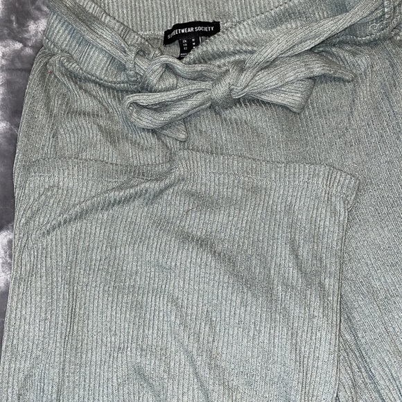 Wide leg green pants. Size M. - Picture 3 of 3